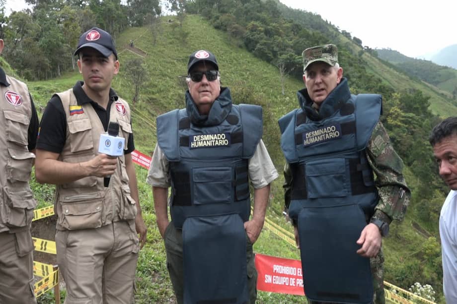 “El daño hecho por las Farc es muy grande. Ahora lo está haciendo el ELN y las bandas criminales" señaló el general Alberto José Mejía en compañía de Howard Buffet. / Cortesía: Ministerio de Defensa