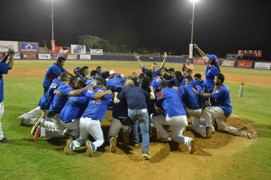 Los jugadores de Caimanes celebrando el título de la Liga Colombiana de Béisbol. / Eduardo Torres, prensa Copa Claro Sports de Béisbol.