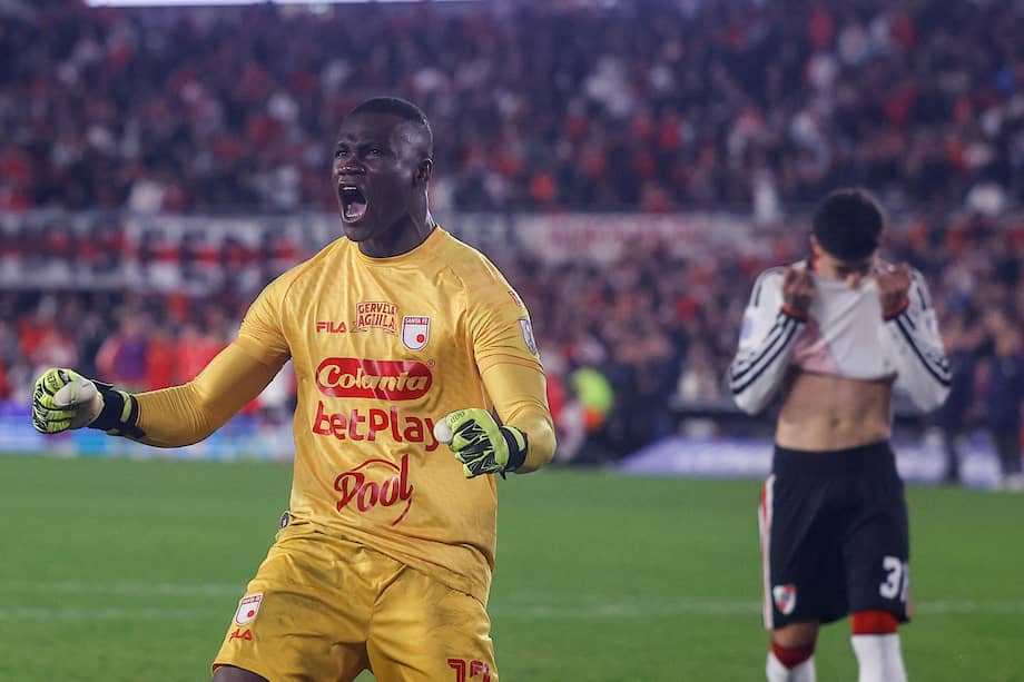 Weimar Asprilla portero de Santa Fe celebra al ganar en la serie de penaltis este miércoles contra River Plate.