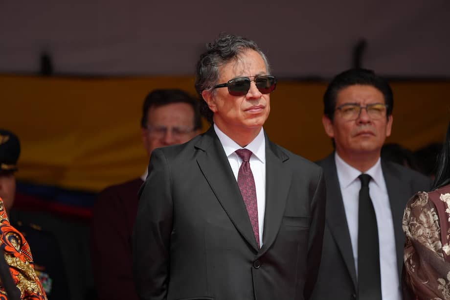 Gustavo Petro recibe su último desfile del 20 de Julio como presidente.