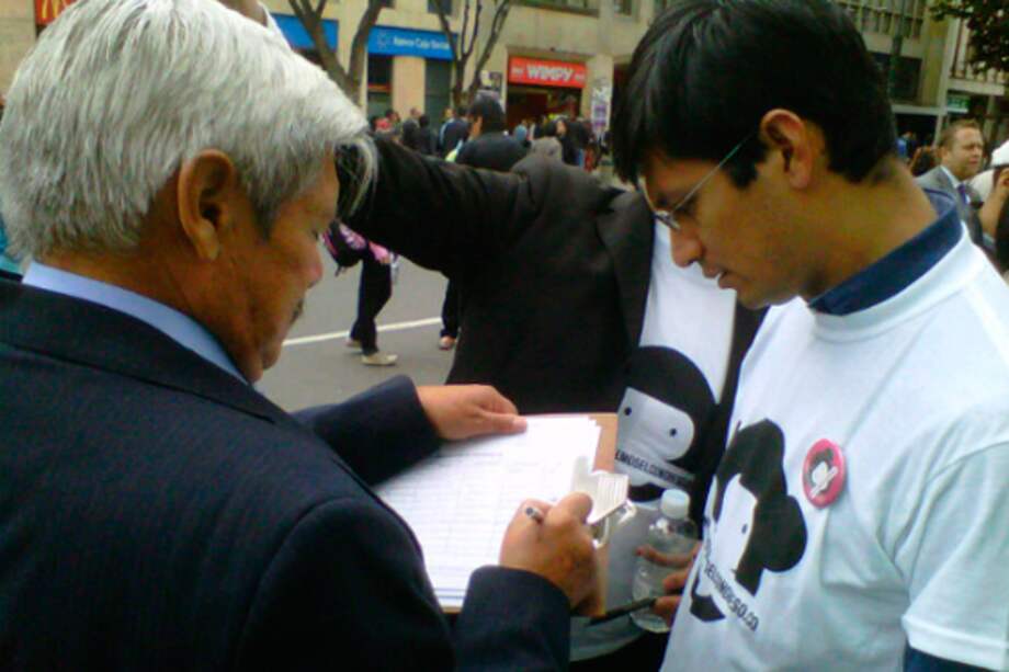 El senador Camilo Romero durante la recolección de las firmas radicadas en la Registraduría.