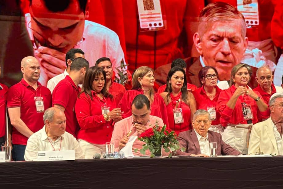 El expresidente César Gaviria, en octubre pasado, se quedó con la jefatura del Partido Liberal, luego de obtener 582 votos para su reelección (imagen de archivo).