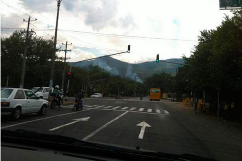 Vista desde lejos del incendio en los cerros de Menga. Imagen enviada en Twitter por @carlosm76.