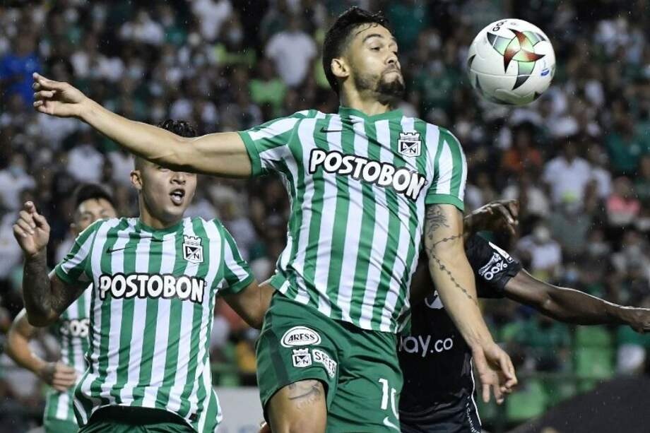 Andrés 'El Rifle' Andrade controla un balón en un partido de Copa BetPlay.