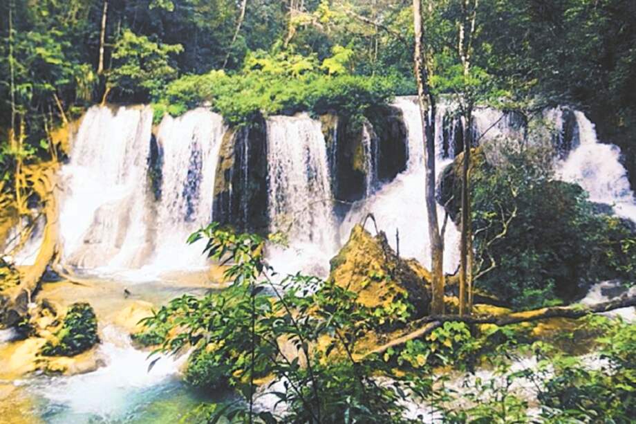 Cascada Las Golondrinas, en plena selva Laconda, en México. / Campamento Lacandones