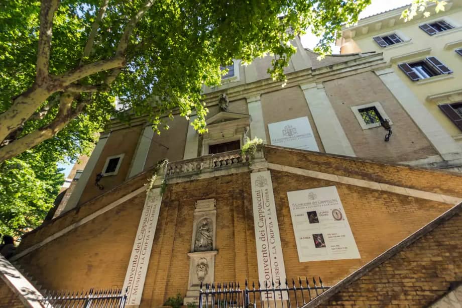 La Cripta de los Capuchinos en Roma es un museo subterráneo único, donde los huesos de miles de frailes forman composiciones artísticas que invitan a reflexionar sobre la vida, la muerte y la fe.
