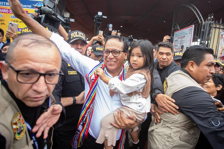 El candidato a la presidencia del Perú por el partido Juntos por el Perú, Roberto Sánchez (d), junto a su hija sale de una misa este domingo, durante la segunda vuelta de las elecciones presidenciales.
