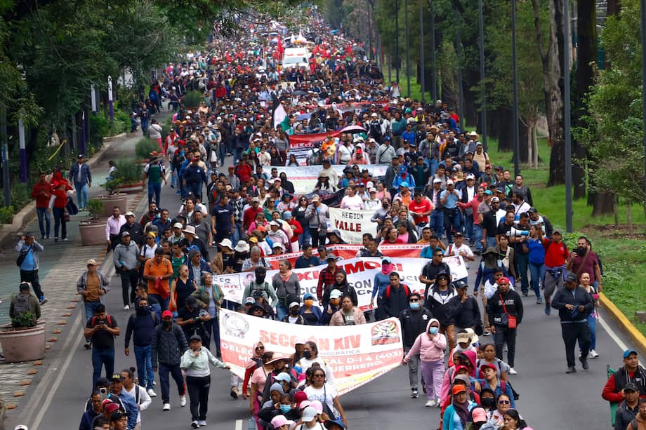 Maestros y estudiantes de la escuela Ayotzinapa marchan hacia el Estadio Azteca, en Ciudad de México.