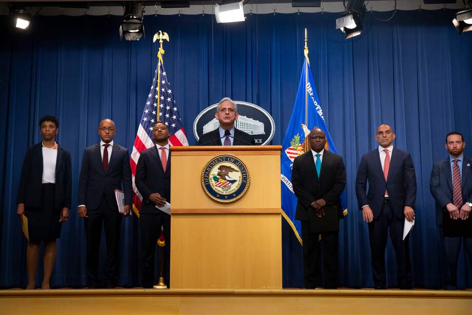 Washington (Usa), 24/05/2022.- US Attorney General Merrick Garland (C) hosts a press conference with law enforcement partners, at the Justice Department in Washington, DC, USA, 24 May 2022. Garland announced a multi-national firm, Glencore, has agreed to plead guilty and pay penalties to resolve investigations into the violation of the Foreign Corrupt Practices Act and a commodity price manipulation conspiracy. (Estados Unidos) EFE/EPA/MICHAEL REYNOLDS