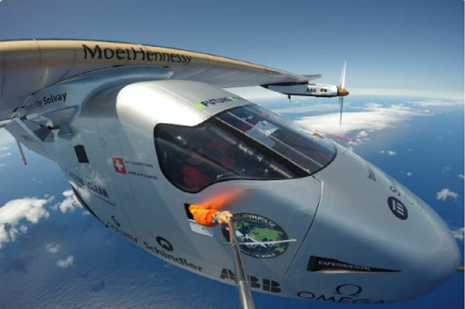 "Selfie" del piloto Bertrand Piccard compartida en Twitter antes de aterrizar. / Twitter