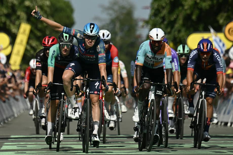 Tim Merlier celebra su victoria en la octava etapa del Tour de Francia.