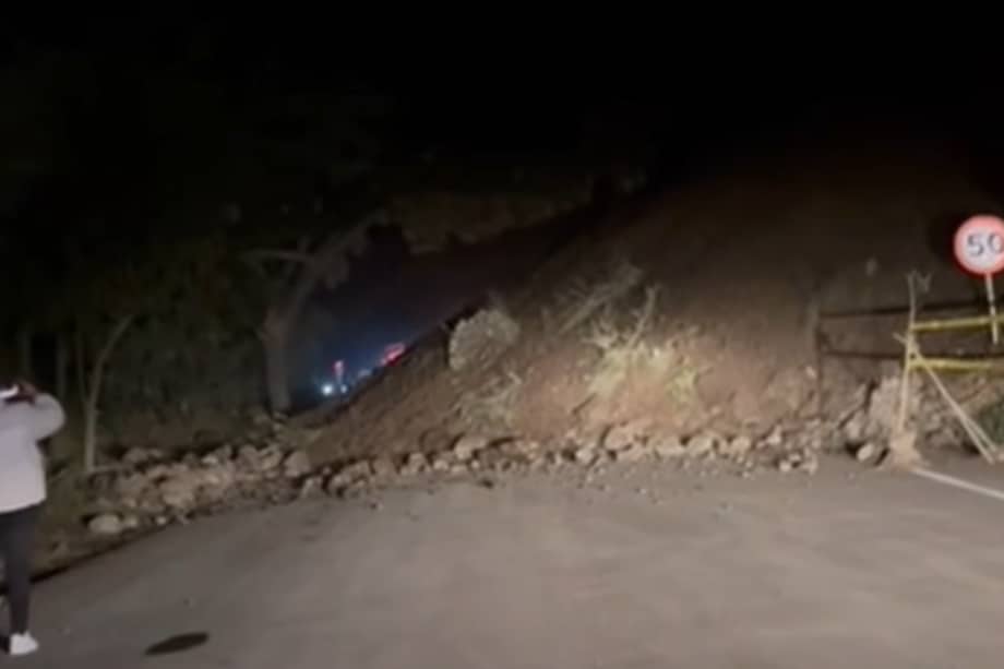 El deslizamiento taponó completamente la vía.