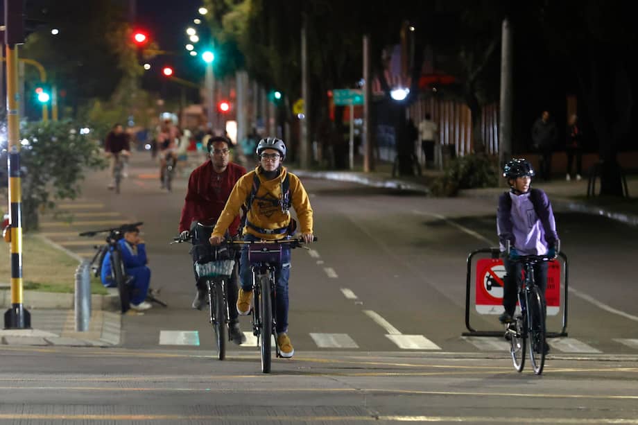 AME2659. BOGOTÁ (COLOMBIA), 27/08/2026.- Personas se movilizan en bicicleta este jueves, durante una jornada de ciclovía nocturna en Bogotá (Colombia). EFE/ Mauricio Dueñas Castañeda