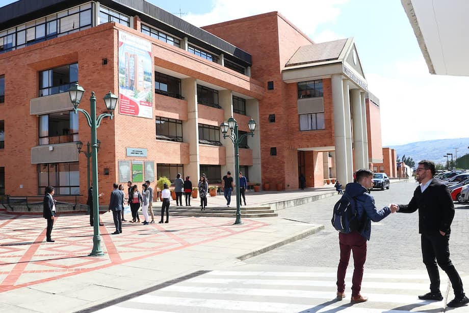 El Ministerio tuvo en cuenta los recursos de infraestructura, físicos, tecnológicos, de comunicación, información y bibliográficos.