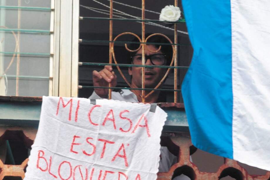 El líder de la oposición cubana, Yunior García, fue encerrado en su apartamento en La Habana, un día antes de las protestas del 15 de noviembre. Debido a esto y a las amenazas de muerte, García y su esposa huyeron a España.
(Photo by AFP)