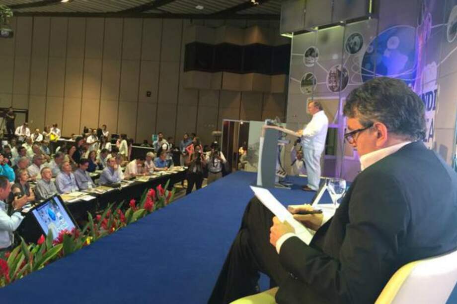 El ministro de Hacienda, Mauricio Cárdenas, anunció nuevos beneficios arancelarios para los empresarios. / @BruceMacMaster