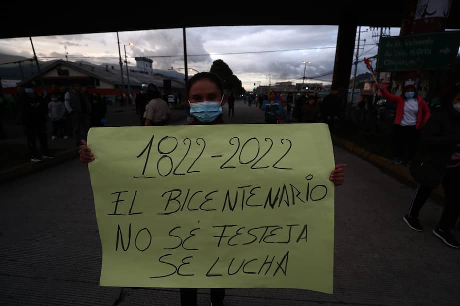 Manifestantes esperan la llegada de indígenas que hacen parte de las protestas contra el Gobierno del presidente Guillermo Lasso, en Quito (Ecuador).