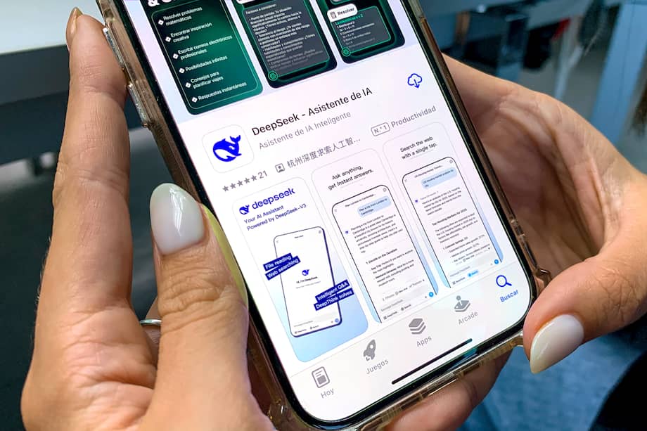 Una mujer descarga este martes la aplicación DeepSeek en su teléfono móvil en Bangkok (Tailandia). / EFE/ Brian Bujalance