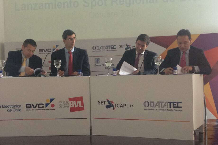 Carlos Ugarte, de Datatec Chile; Juan Pablo Córdoba, de la BVC; Andrés Macaya, de Set iCap FX, y Alberto Rubio, de Datatec Perú, firmaron ayer el documento con el que inició operaciones el Spot Regional de Divisas. / David Mayorga