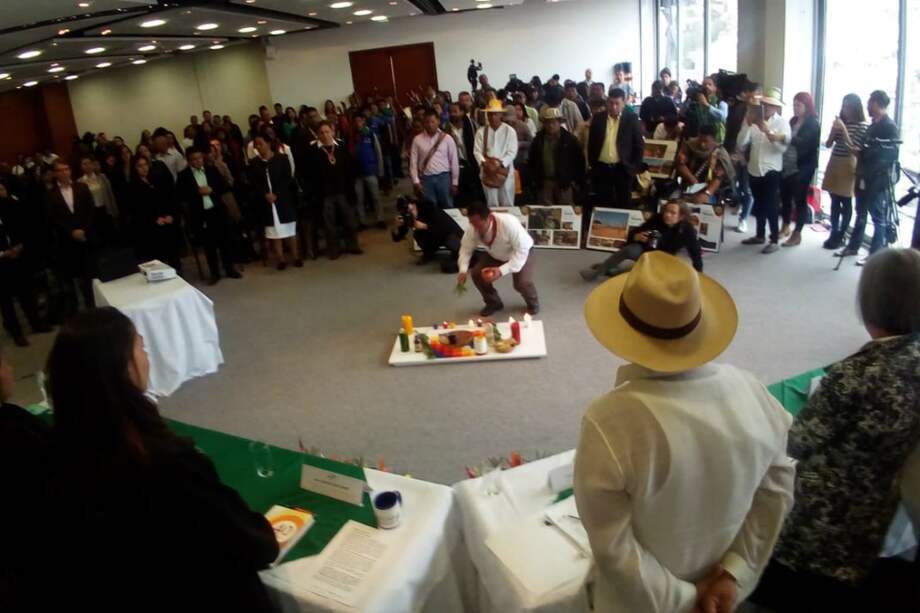 Ritual de distintos pueblos indígenas del país, que acompañaron la entrega del informe de su violencia a la JEP./PrensaJEP.