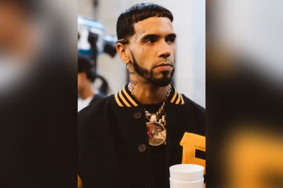 El cantante Anuel AA cambió uno de sus carros más costosos por un nuevo medio de transporte poco común en las calles.