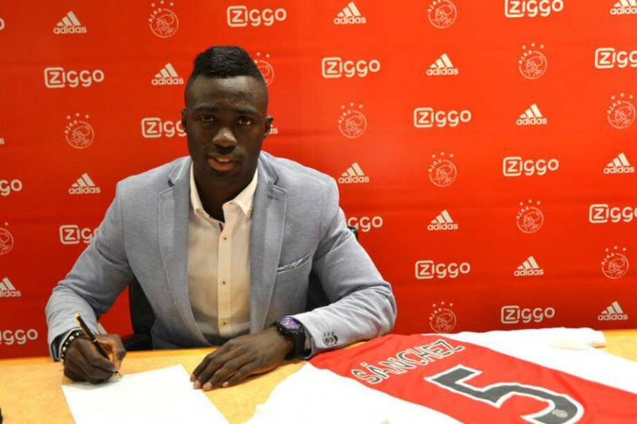 Luciendo la camiseta número 5, el colombiano será el nuevo central del Ajax de Holanda. / @AFCAjax