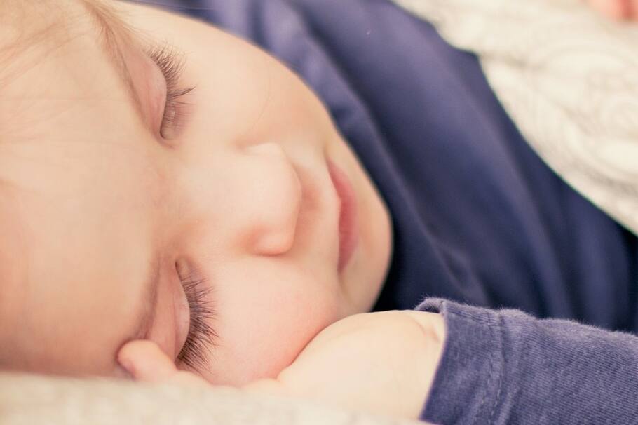 Sueño de los niños. Dormir a un bebé. Dormir a un niño. Sueño de los niños