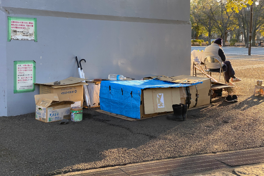Hombre con su casa hecha de cajas de cartón en el parque de Yoyogi, en el centro de Tokio.