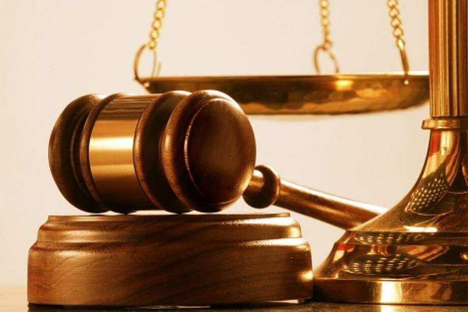 El martillo y la balanza, símbolos de la Justicia, determinada por seres humanos. / Cortesía