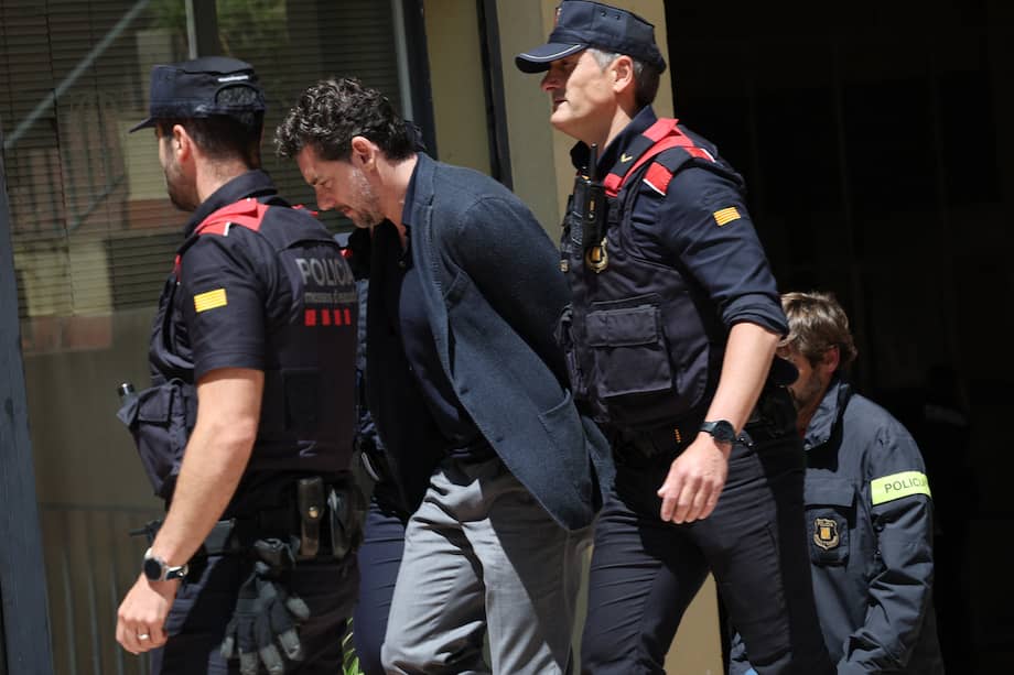 Agentes de la policía regional catalana (Mossos d'Esquadra) escoltan a Jonathan Andic, hijo de Isak Andic, fundador de la marca de moda española Mango.