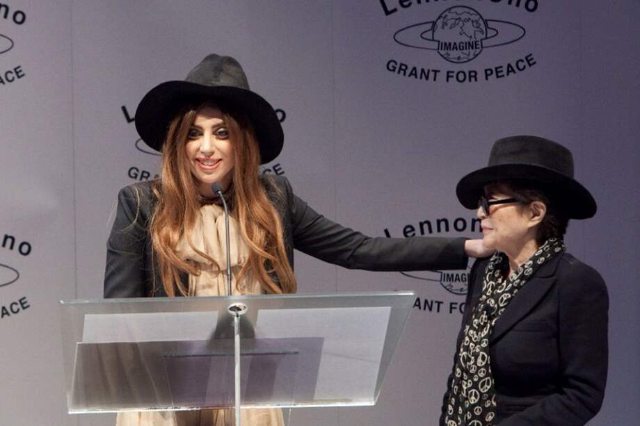 Lady Gaga y Yoko Ono en la entrega del premio LennonOno por la paz.