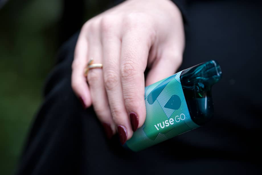 Vapeadores o cigarrillos electrónicos.