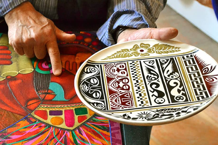 En la imagen una muestra de la técnica del Barniz Mopa-Mopa realizada por Eduardo Muñoz, quien lleva cuarenta y cinco años dedicándose a este arte.