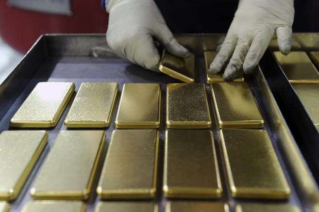 El oro cede, aunque las tensiones en Oriente Medio mantienen los riesgos de inflación