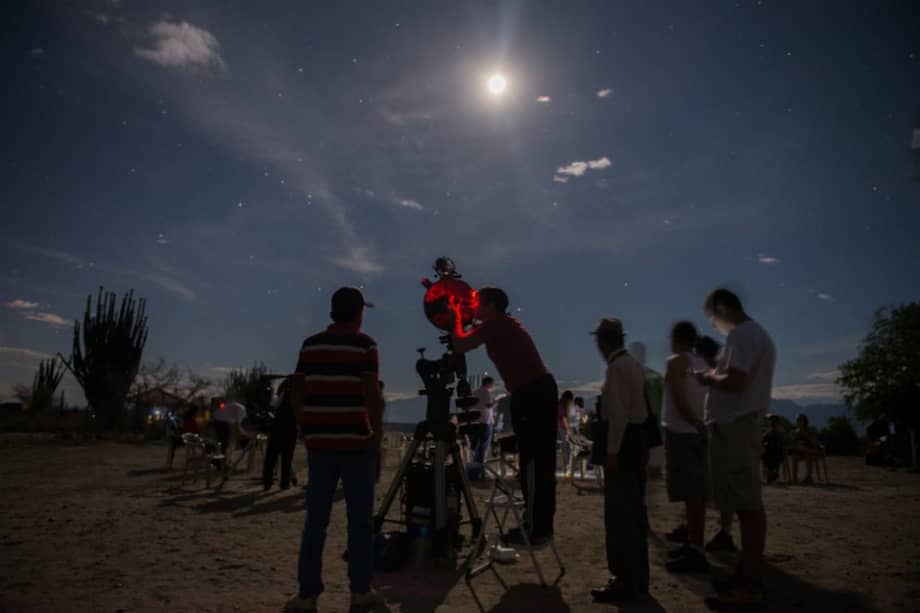 Durante el festival, varios expertos y aficionados de la astronomía llevaron sus propios telescopios. Desde Goliath, por ejemplo, se pueden observar los cráteres de la luna a la perfección. / Fotos: Jhonatan Ramos