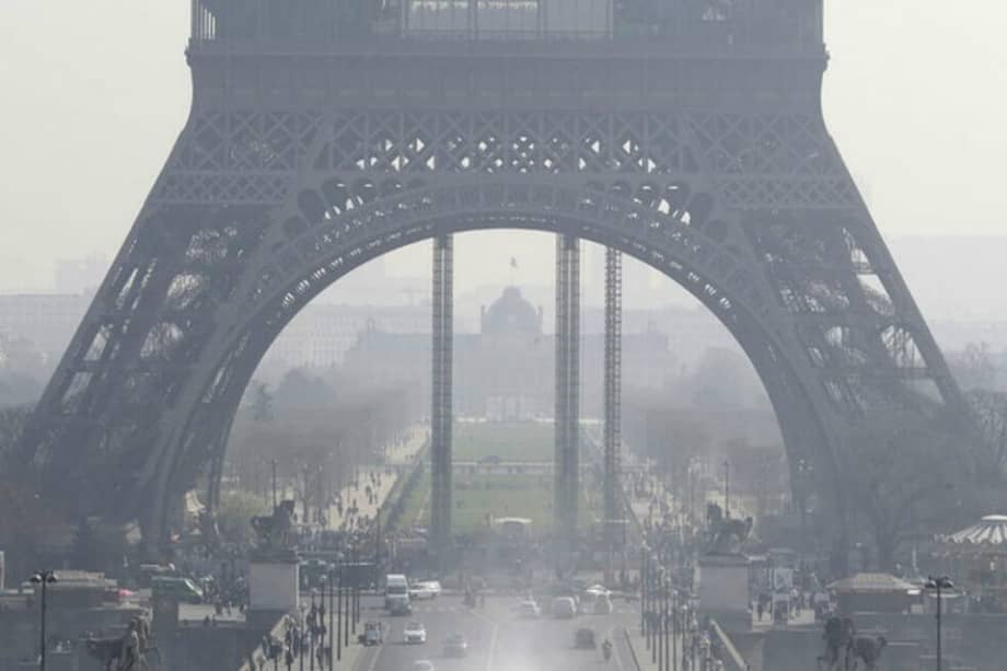 Las imágenes del satélite muestran las concentraciones de dióxido de nitrógeno (NO2) entre el 13 de marzo y el 13 de abril en las principales ciudades de Europa. / AFP