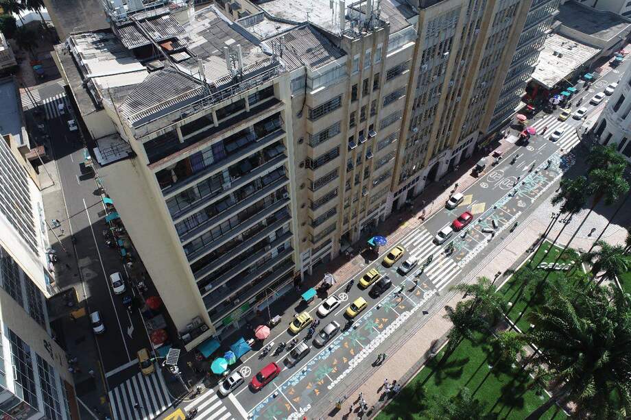 Con bolardos de concreto se delimitaron los nuevos espacios peatonales en la carrera 5 con calle 11, en el centro de Cali.