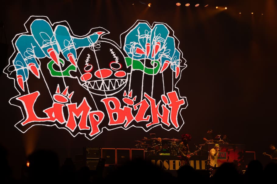 Limp Bizkit convirtió el Coliseo MedPlus en una convención de gorras rojas y pogos: la mítica banda de nu metal liderada por el estadounidense Fred Durst se presentó en Bogotá la noche de este viernes 5 de diciembre de 2025, en el marco del festival LOSERVILLE.