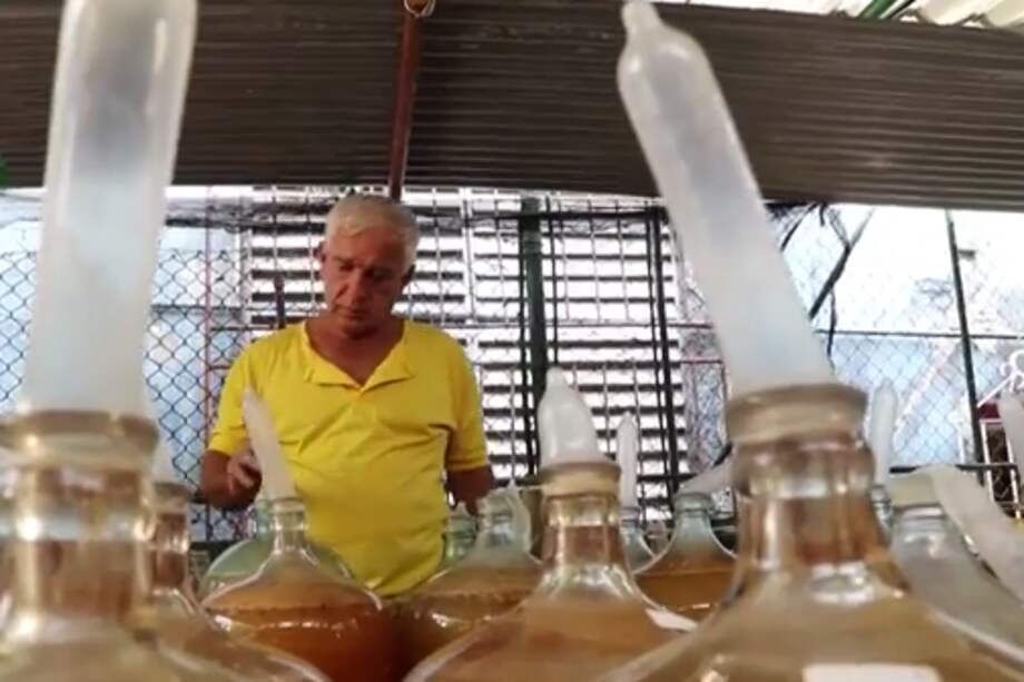 Orestes Estévez, el cubano que fermenta vino con condones