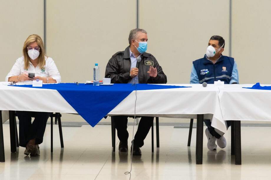 La primera visita de Iván Duque a Cali fue en altas horas de la noche para liderar un consejo de seguridad. El mandatario llegó con una chaqueta alusiva a la Fuerza Aérea.