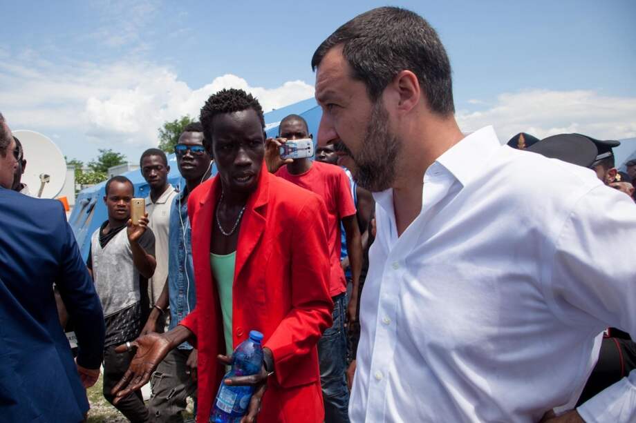 El ministro italiano de Interior, Matteo Salvini, visita un campamento de inmigrantes en San Ferdinando, Reggio Calabria. / EFE