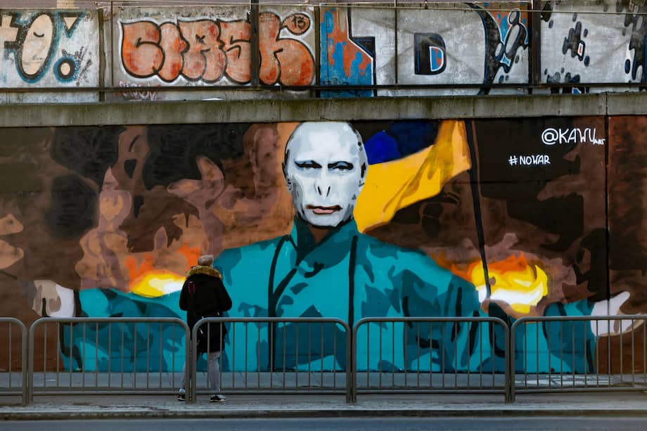 La guerra en Ucrania ha generado manifestaciones culturales como este mural contra la guerra que muestra a Lord Voldemort, el principal villano y antagonista de la serie de novelas "Harry Potter", de la escritora JK Rowling, con el rostro del presidente ruso Vladimir Putin, creado por el artista de graffiti KAWU, en una pared en Poznan, Polonia.