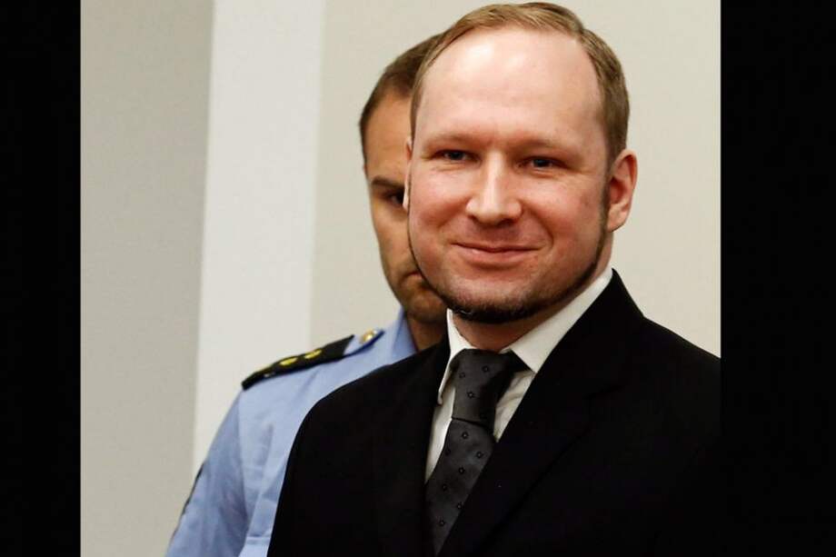 Anders Behring Breivik sonríe a su llegada a la sala del tribunal que le juzga en Oslo. Foto: EFE