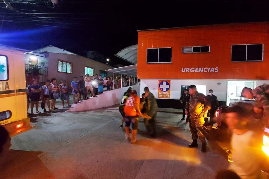 Imagen del traslado de los uniformados a centros asistenciales.