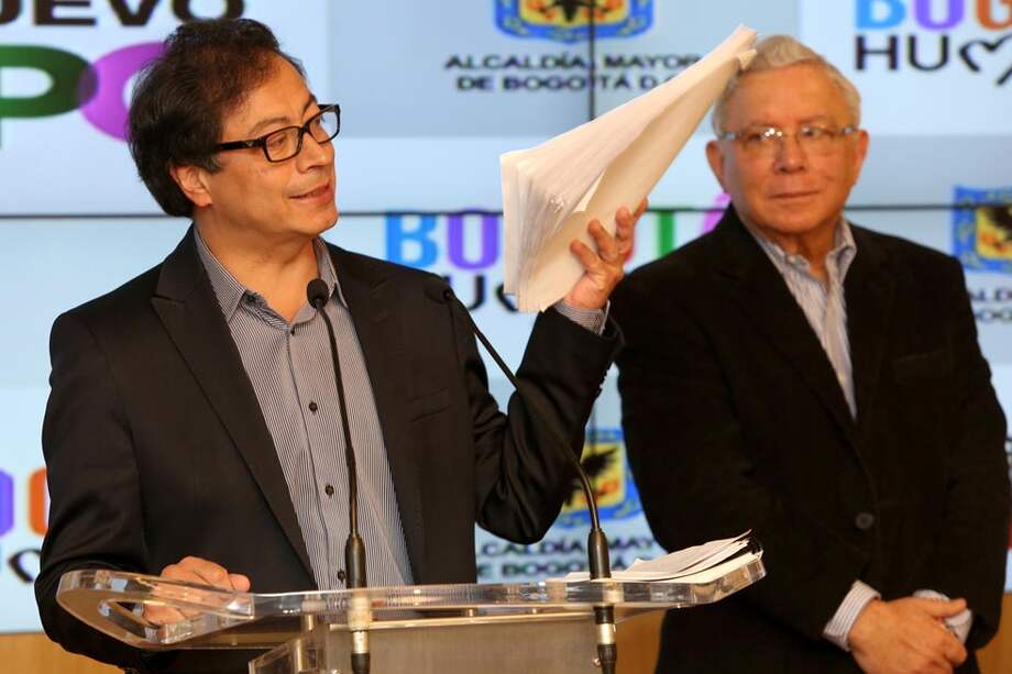 El alcalde Petro ha insistido en la importancia del fallo de un juzgado administrativo de Bogotá (que sostiene en sus manos), que en febrero declaró legal su decreto para cambiar el modelo de recolección de basuras en la ciudad, contrario a lo que ha afirmado la Procuraduría. /Alcaldía de Bogotá