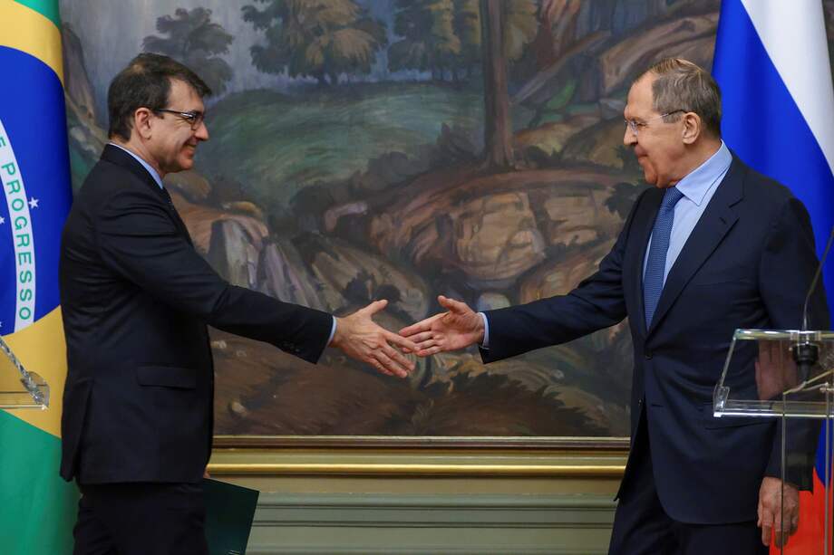 El canciller ruso, Sergei Lavrov (der.), y su homólogo brasileño, Carlos Franca.