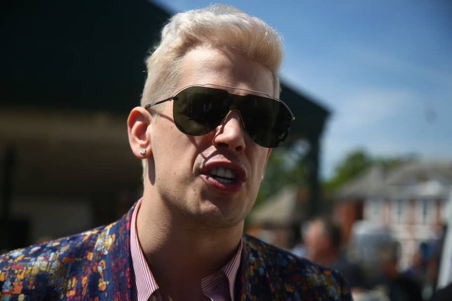 Milo Yiannopoulos, exeditor de Breitbart y comentarista de derecha, fue detenido por autoridades migratorias de EE. UU. y enfrenta una deportación.
