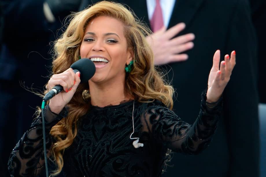 La cantante estadounidense Beyonce interpreta el himno nacional durante la ceremonia de investidura del segundo mandato del presidente Barack Obama celebrada en el Capitolio en Washington, Estados Unidos.