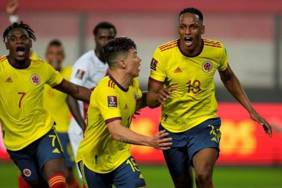 Duván Zapata, Matheus Uribe y Yerry Mina celebrando tras anotarle un gol a la selección de Perú.