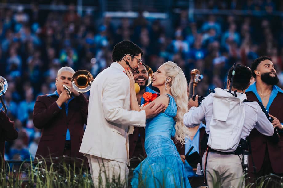 El cantante puertorriqueño Bad Bunny durante su actuación en el descanso del Super Bowl en Santa Clara, California, Estados Unidos, junto a Lady Gaga.